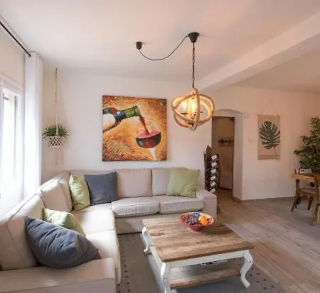 Sleeps 10 Pool Wifi Villa
